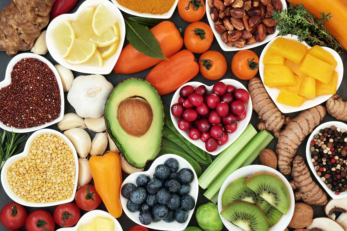 Gesundheitsnahrung mit Obst, Gemüse, Kräutern, Gewürzen